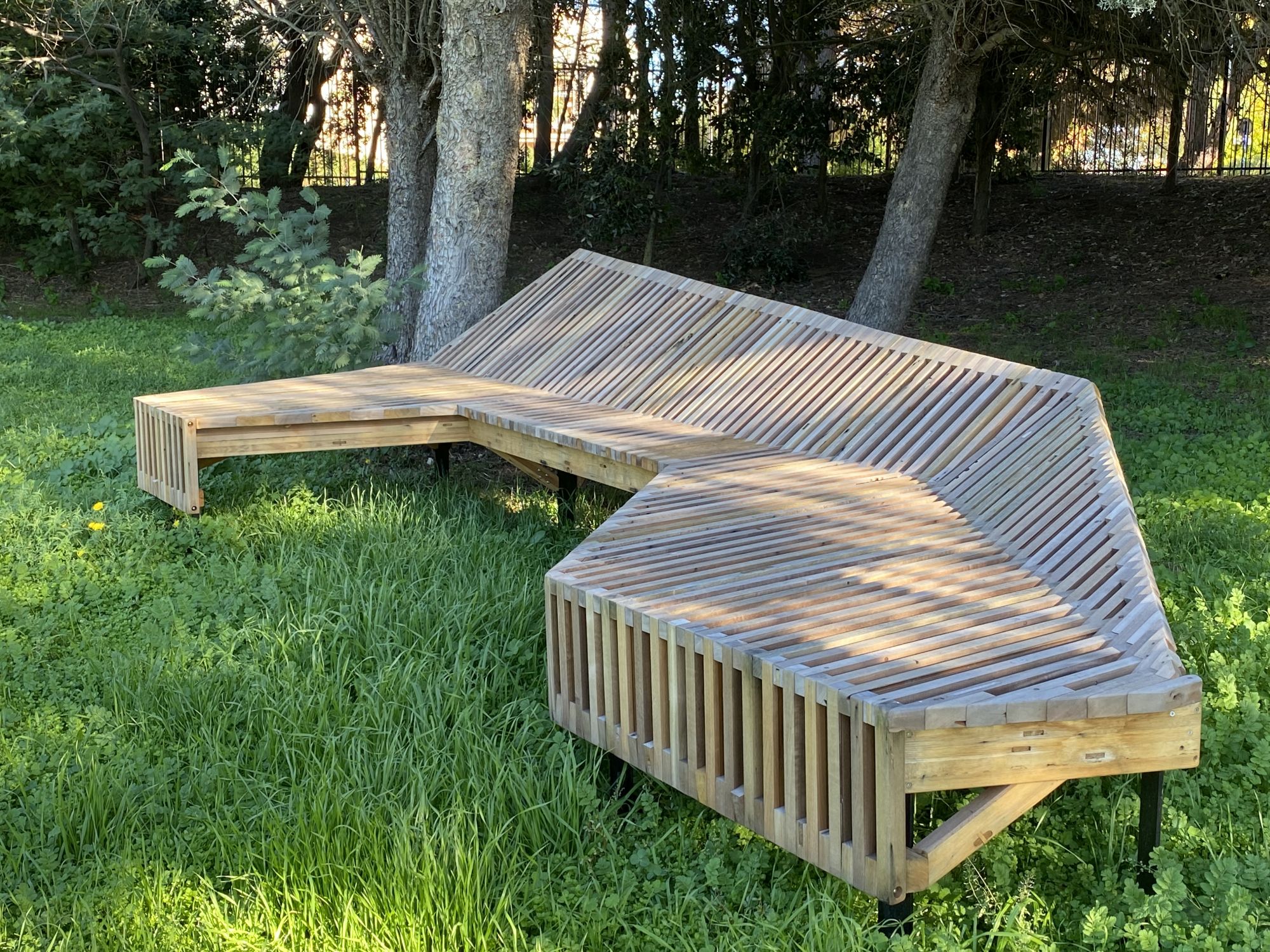 Banc de ferme en bois noir 100% recyclé disponible chez Woodely